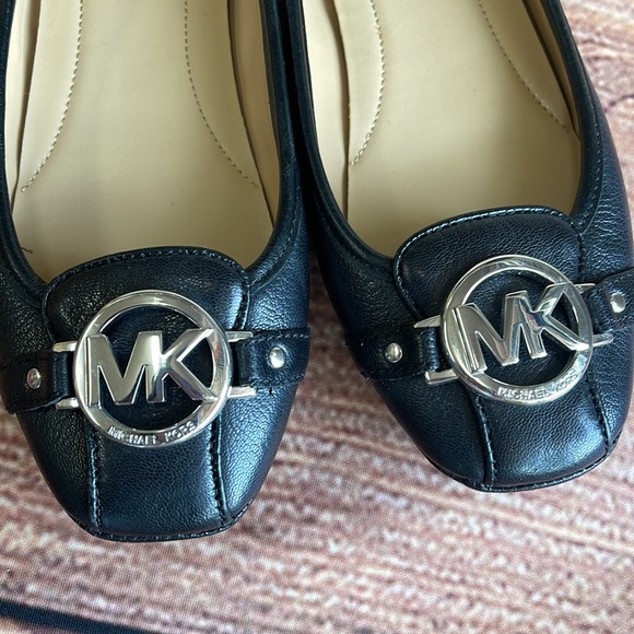 (NWOT T) Michael Kors Shoes Size 6. - Picture 5 of 5